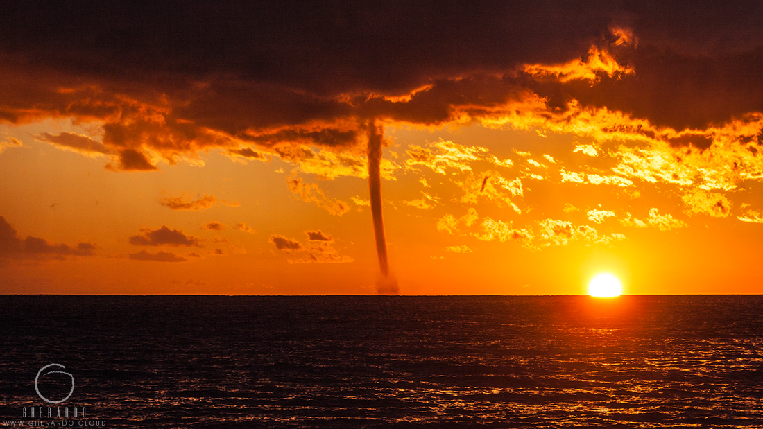 tromba marina - waterspout - tornado - tramonto - sunset