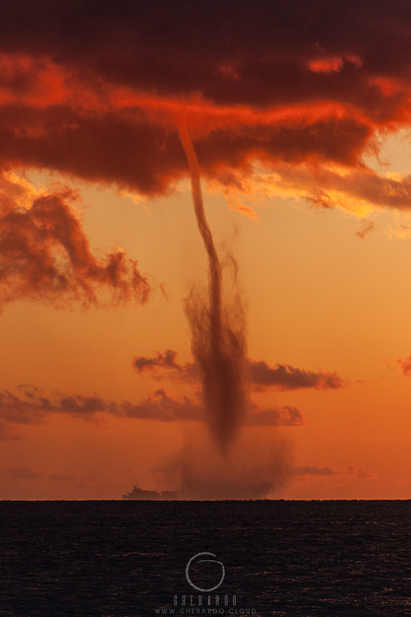 tromba marina - waterspout - tornado - tramonto - sunset - nave - ship